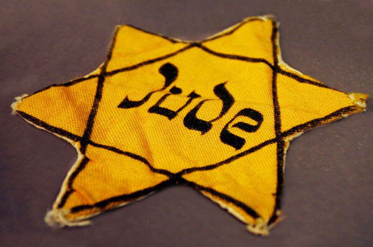 A &quot;estrela de judeu&quot;, um símbolo marcante dos campos de concentração e dos guetos que isolavam a população perseguida.