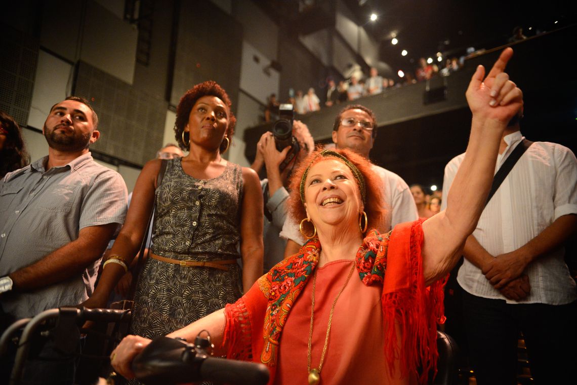 Rio de Janeiro - A cantora Beth Carvalho participa do ato Brasil pela Democracia, no Teatro Casa Grande, contra o processo de impeachment da presidenta Dilma Rousseff (Fernando Frazão/Agência Brasil)