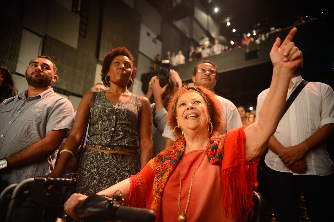 Fernando Frazão/Agência Brasil Rio de Janeiro - A cantora Beth Carvalho participa do ato Brasil pela Democracia, no Teatro Casa Grande, contra o processo de impeachment da presidenta Dilma Rousseff (Fernando Frazão/Agência Brasil)