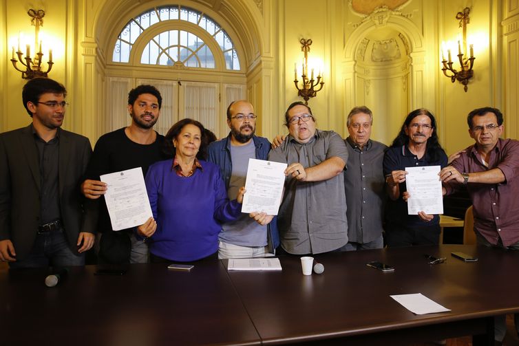 Fernando Frazão/Agência Brasil/Agência Brasil Os vereadores da Câmara Municipal do RJ Leandro Lyra, David Miranda, Teresa Bergher, Renato Cinco, Tarcísio Motta, Paulo Pinheiro, Babá e Reimont apresentam protocolo para analisar pedidos de impeachment do prefeito Marcelo Crivella.
