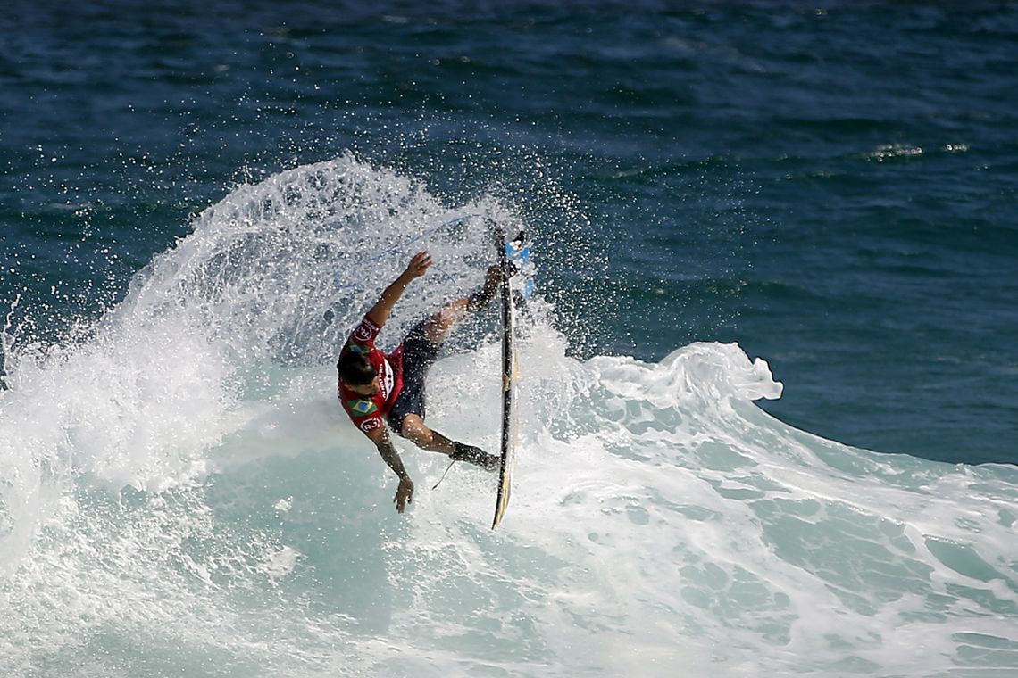 O surfista brasileiro Ítalo Ferreira compete na etapa brasileira da Liga Mundial de Surfe, na praia de Itaúna, em Saquarema, Rio de Janeiro.