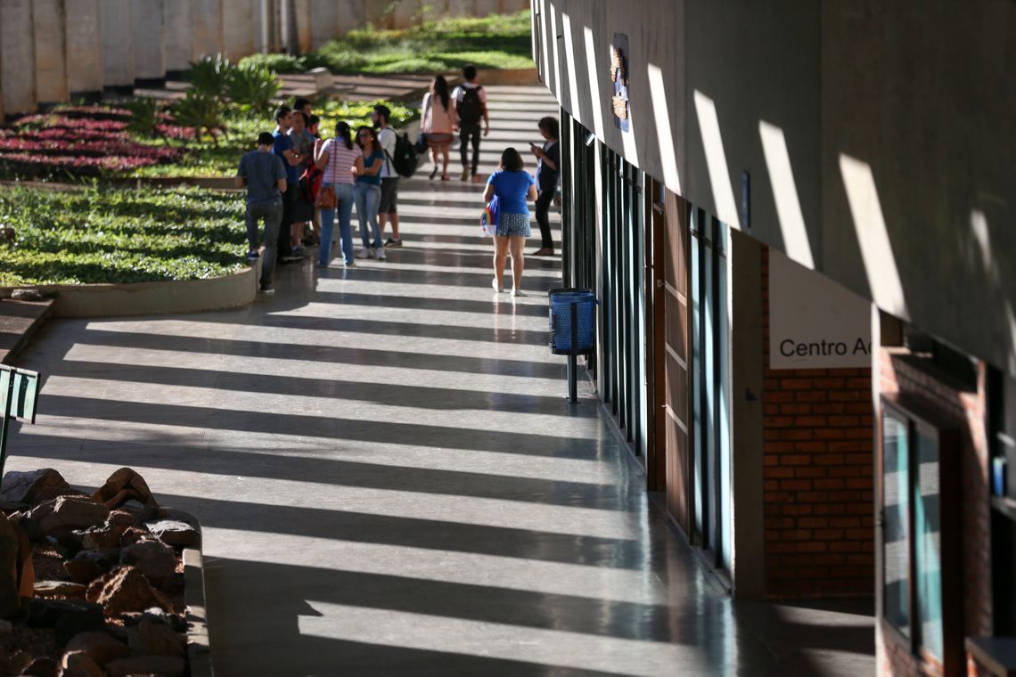 BrasÃlia - IncluÃda no rodÃzio de abastecimento do DF, a Universidade de BrasÃlia (UnB) está tomando medidas para reduzir o consumo de água, como adiar o inÃcio das aulas no principal campus da instituição em função do racionamento (Fabio