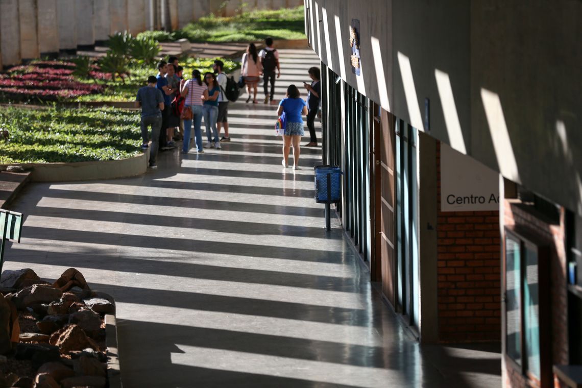 Brasília - Incluída no rodízio de abastecimento do DF, a Universidade de Brasília (UnB) está tomando medidas para reduzir o consumo de água, como adiar o início das aulas no principal campus da instituição em função do racionamento (Fabio