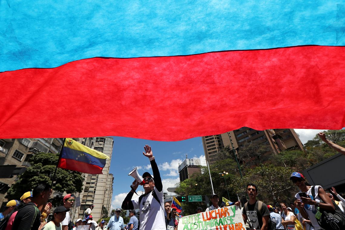 IVAN ALVARADO Os defensores do líder da oposição venezuelana Juan Guaido, que muitas nações reconheceram como legítimo governante interino do país, participam de uma manifestação contra o governo do presidente venezuelano Nicolás Maduro em Caracas