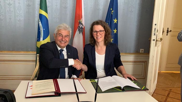 Brasil e Áustria fazem acordo de cooperação científica e tecnológica,Ministro Marcos Pontes e ministra da Educação ministra da Educação, Ciência e Cultura da Áustria, Iris Eliisa Rauskala, durante assinatura do acordo de cooperação