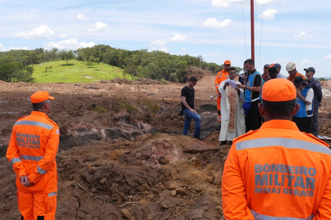 Divulgação Corpo de Bombeiros Militar MG Bombeiros que trabalham nas buscas em Brumadinho, nos arredores de Belo Horizonte, fizeram hoje por volta das 12h40 uma cerimônia de homenagem às vítimas e famílias atingidas pelo rompimento da barragem de rejeito da Mina Córrego do Feijão