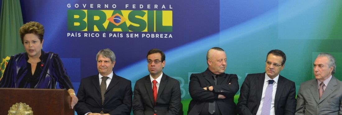 Dilma dá posse a novos ministros Presidenta Dilma Roussef, participa da cerimônia de posse dos ministros de estado do Ministro-Chefe da Secretaria de Aviação Civil, Moreira Franco, da Agricultura, Pecuária e Abastecimento, Antônio Andrade; e do Trabalho e Emprego, Manoel Dias