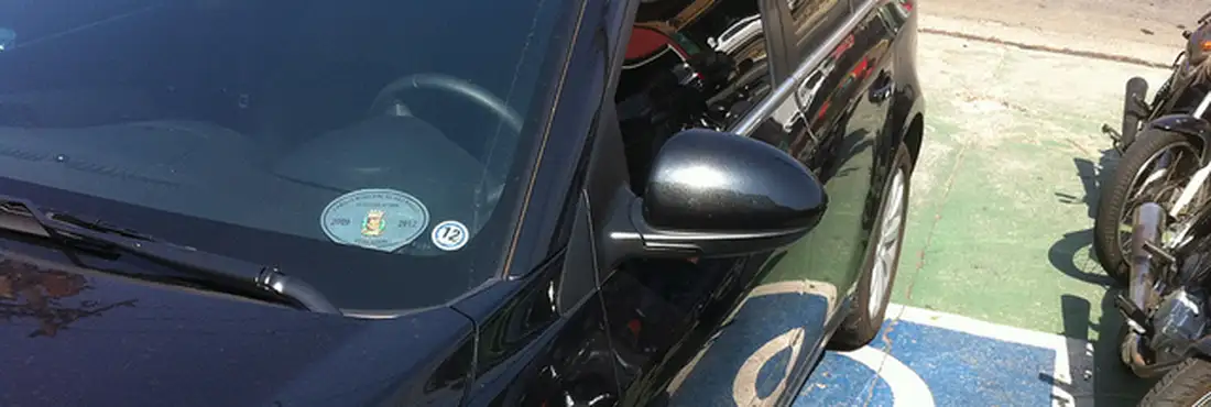Carro estacionado em vaga para deficiente