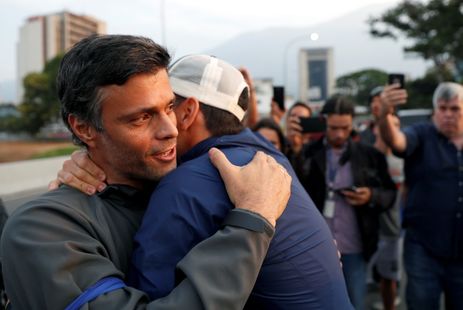 Reuters/Carlos Garcia Rawlins/Direitos Reservados O líder oposicionista venezuelano Leopoldo López abraça um apoiador durante manifestação contra o governo do presidente Nicolás Maduro, perto da Base Aérea La Carlota, em Caracas.