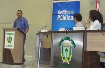 Alysson de Oliveira, da Seagri/Prefeitura de Marabá, manifesta-se durante os debates na Câmara de Vereadores (Foto: Luciana Couto/Rádio Nacional da Amazônia)