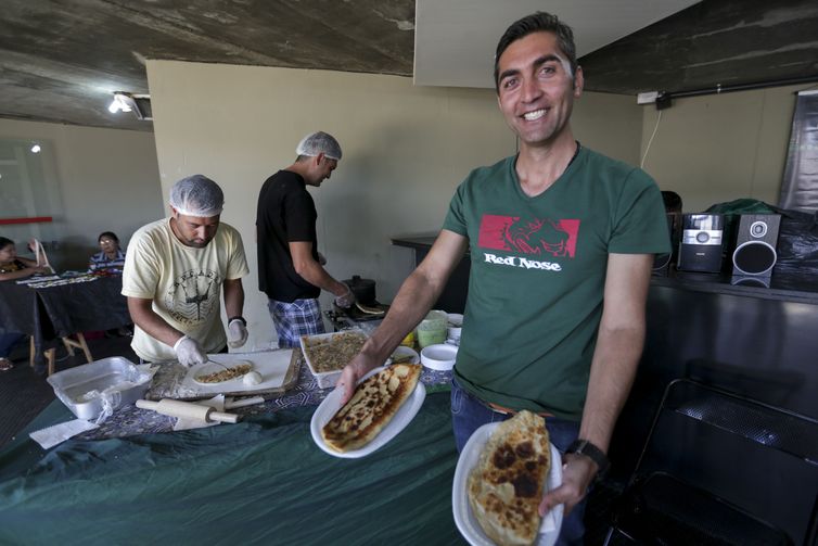 Migrarte 2018 - encontro celebra o Dia Mundial do Refugiado e a Semana do Migrante. O evento acontece no Memorial dos Povos Indígenas. Na foto, o afegão Omidullah Hamidzai, vende comida típica 