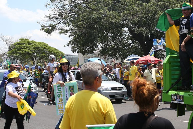 Carreata pelas ruas de BrasÃlia a favor do candidato à Presidência da República, Jair Bolsonaro.