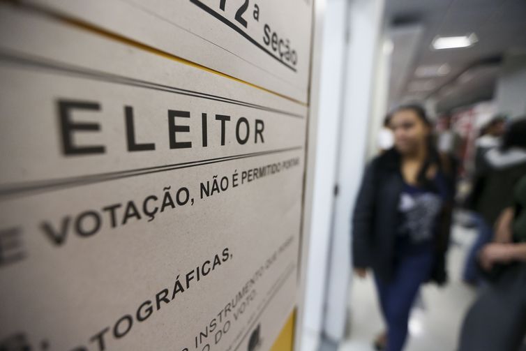 Paulistanos votam no colégio São Luís, em São Paulo.