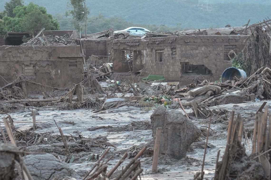 Antonio Cruz/ Agência Brasil Mariana (MG) - Rompimento de duas barragens da mineradora Samarco na última quinta-feira (5). Em meio ao cenário de muita lama, barro e destruição, o que restou lembra uma cidade fantasma (Antonio Cruz/Agência Brasil)