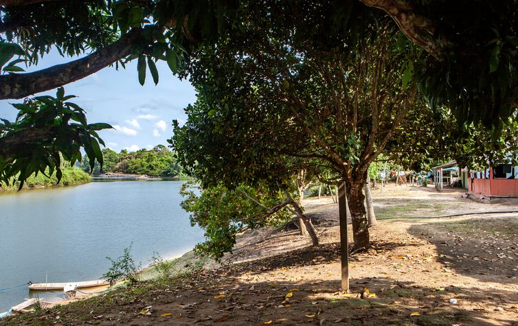 Panormica da comunidade Rio Novo, com o rio e as casas.