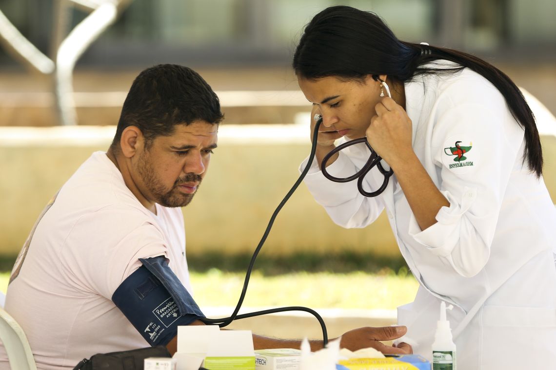 BrasÃ­lia - CidadÃ£os fazem exames para verificar pressÃ£o arterial e de glicemia durante mutirÃ£o de atendimento e de orientaÃ§Ã£o jurÃ­dica para esclarecer dÃºvidas sobre saÃºde pÃºblica e planos de saÃºde (Marcelo Camargo/AgÃªncia Brasil)