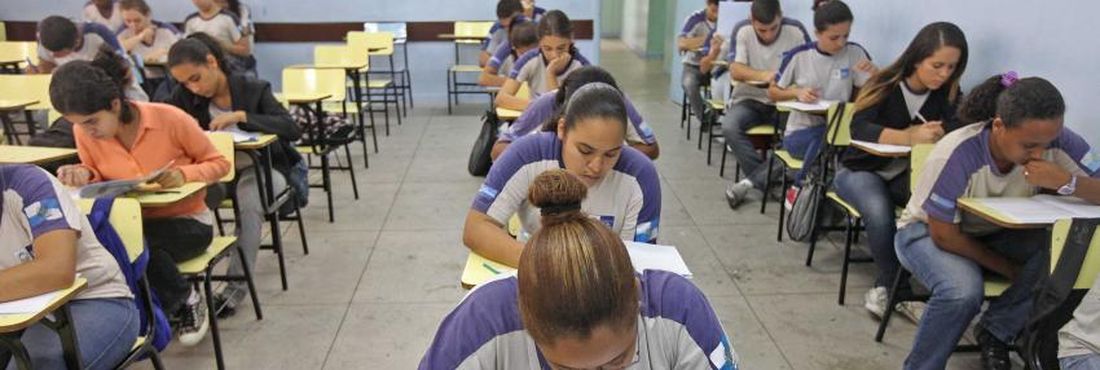 Estudantes de ensino médio Estudantes de ensino médio