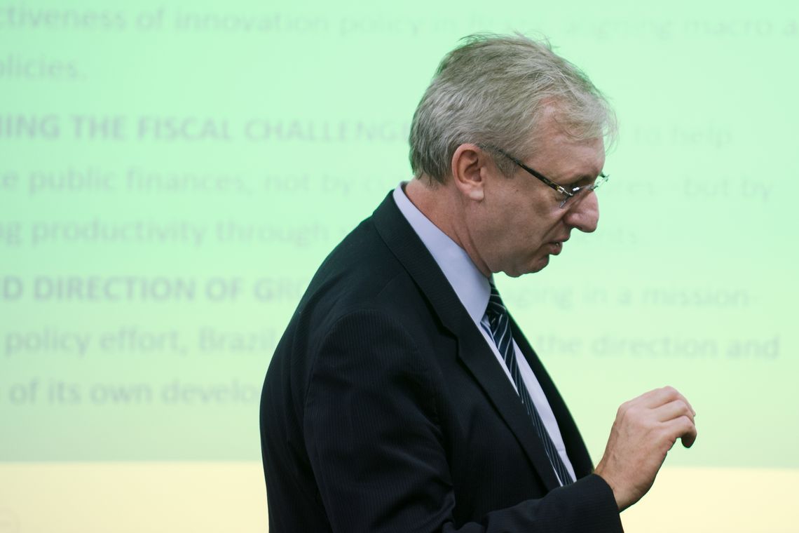 Marcelo Camargo/Agência Brasil Brasília - O ministro da Ciência, Tecnologia e Inovação, Celso Pansera, recebe os resultados do estudo referente ao incentivo à inovação - The Brazilian Innovation System: A mission-oriented policy proposal (Marcelo Camargo/Agência Brasil)