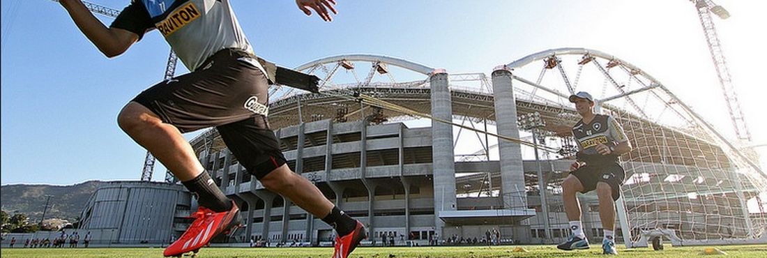 Zeballos faz treino físico O atacante Zeballos, do Botafogo, participa de treino físico no Engenhão