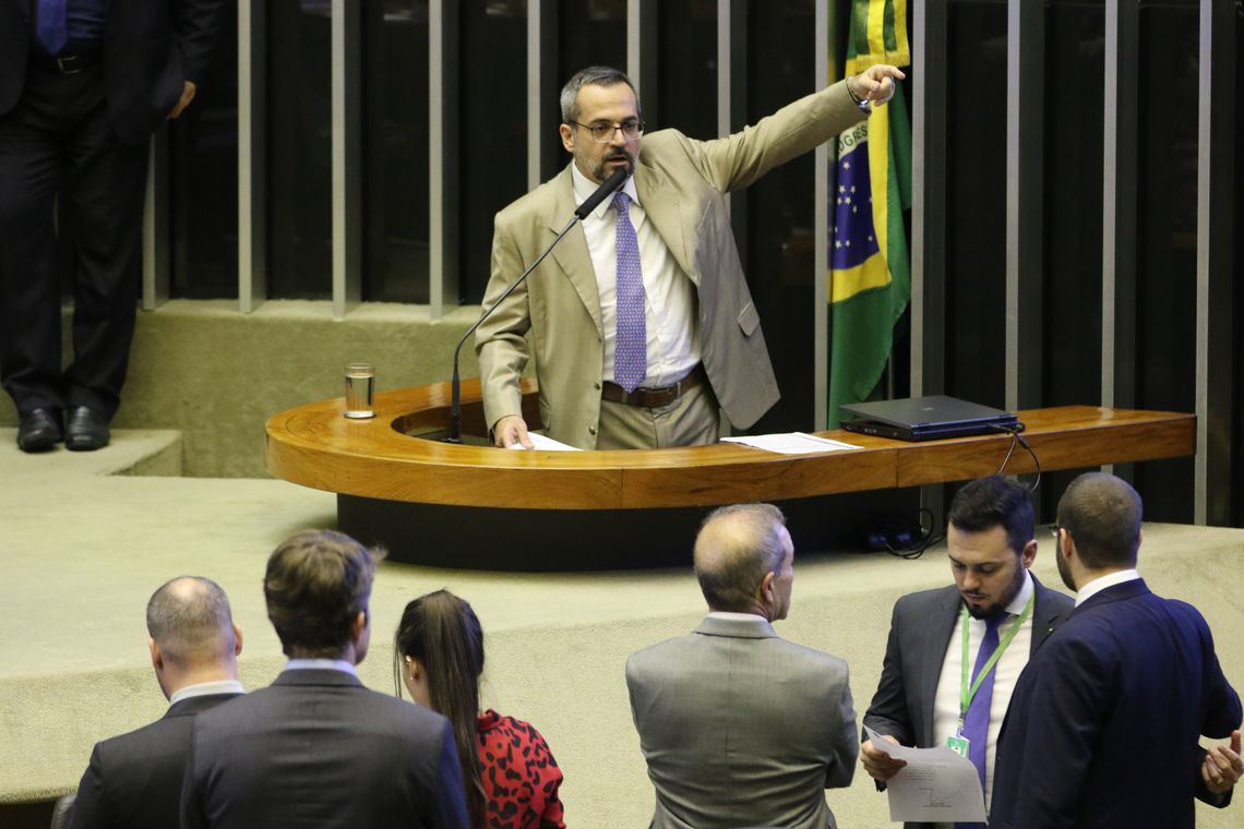 Fabio Rodrigues Pozzebom/Agência Brasil O ministro da Educação, Abraham Weintraub, na Câmara dos Deputados para detalhar como será feito o bloqueio de verbas de universidades públicas e institutos federais. O ministro foi convocado para falar sobre bloqueio de recursos.
