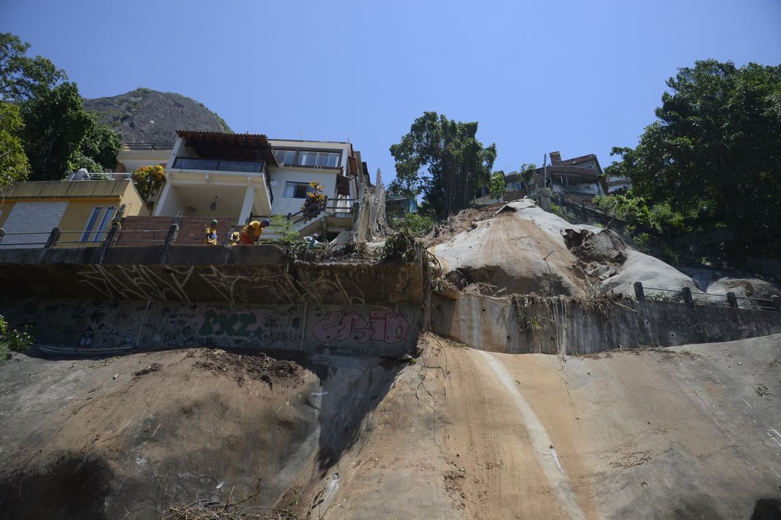 Tânia Rêgo/Agência Brasil Avenida Niemeyer, em São Conrado, foi parcialmente liberada hoje (9). O tráfego na via é feito de maneira reduzida. Equipes da prefeitura trabalham na contenção das encostas, remoção da lama e retirada de árvores com ameaça de queda.