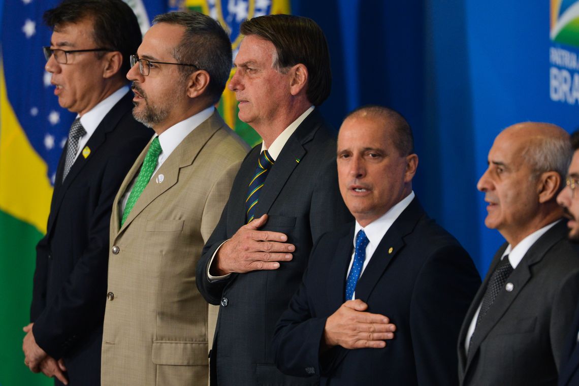 O secretário de Educação Básica do MEC, Jânio Quadros Maciel, o ministro da Educação, Abraham Weintraub, o presidente Jair Bolsonaro, os ministros da Casa Civil, Onix Lorenzoni, e da Secretaria de Governo, general Luiz Eduardo Ramos