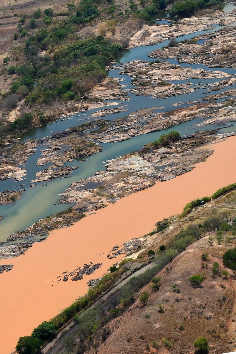Resplendor (MG) - Imagem aÃ©ra mostra a a lama no Rio Doce, na cidade Resplendor ( Fred Loureiro/ Secom ES)