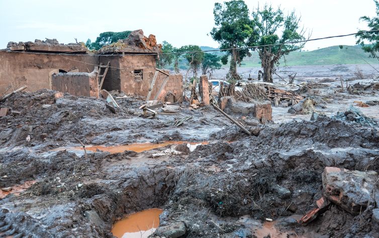 Mariana (MG) - Rompimento de duas barragens da mineradora Samarco na última quinta-feira (5). Em meio ao cenário de muita lama, barro e destruição, o que restou lembra uma cidade fantasma (Antonio Cruz/Agência Brasil)