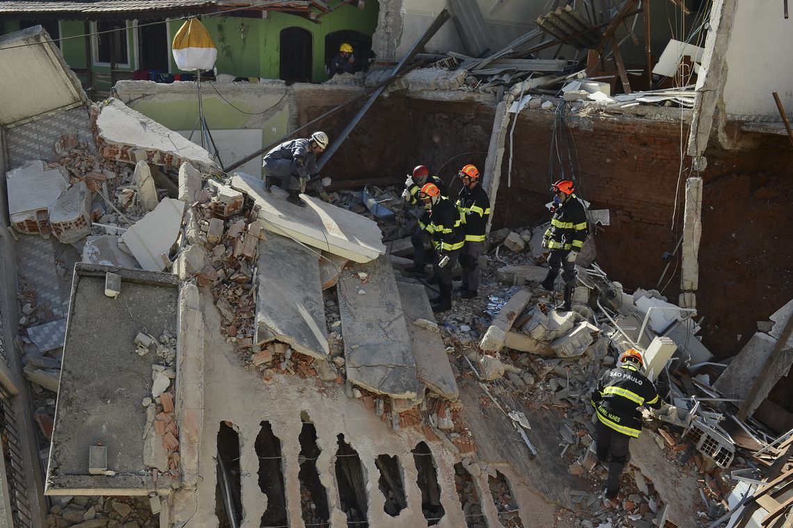 Rovena Rosa/Agência Brasil São Paulo - Bombeiros buscam mulher soterrada em desabamento de Igreja da Assembleia de Deus em Diadema, no ABC Paulista (Rovena Rosa/Agência Brasil)