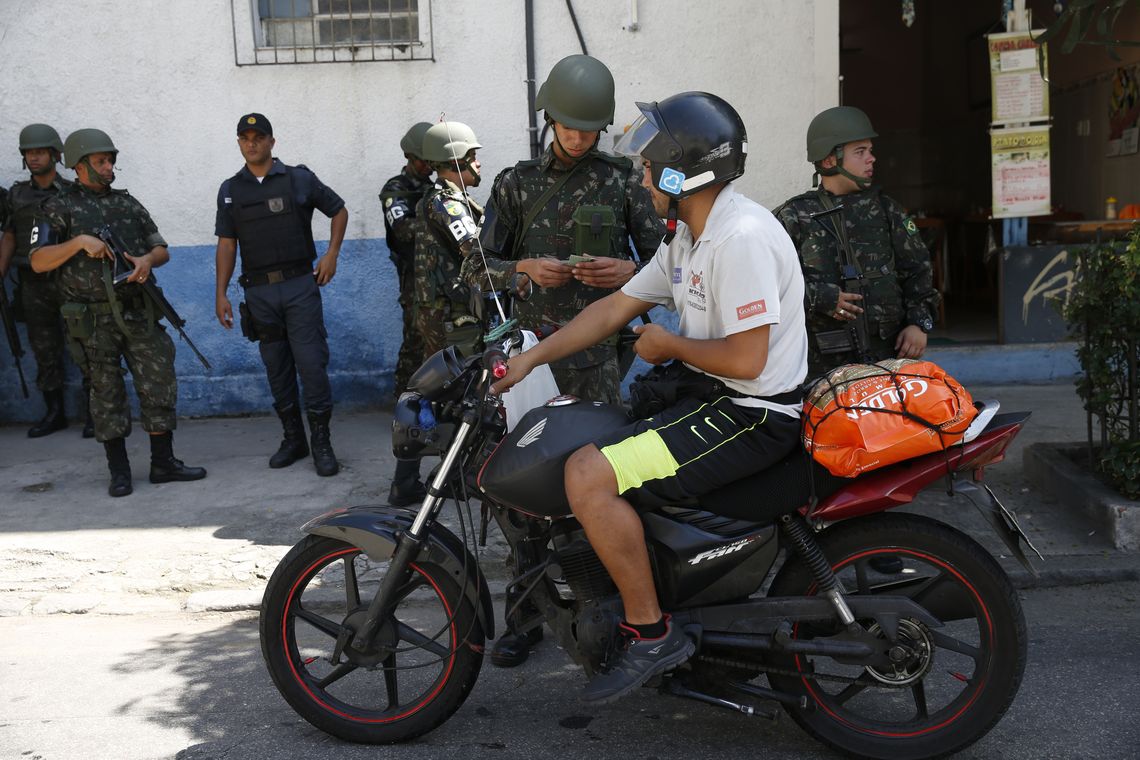 Tânia Rêgo Rio de Janeiro - Operação feita pelas polícias Civil e Militar, com o apoio das Forças Armadas, da Força Nacional de Segurança e da Polícia Federal, no Morro dos Macacos, em Vila Isabel, zona norte do Rio. (Foto: Tânia Rêgo/Agência Brasil)