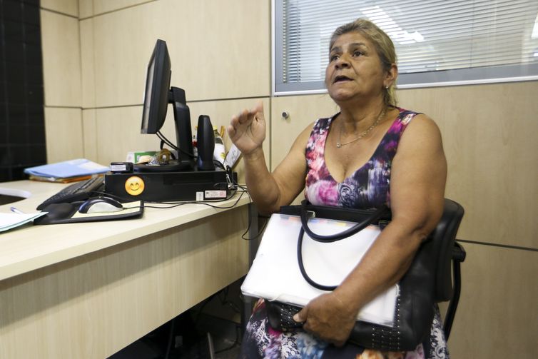 Marcelo Camargo/Agência Brasil/Agência Brasil Neusa Maria Fátima de Moraes é atendida na Central Judicial do Idoso do Tribunal de Justiça do Distrito Federal.