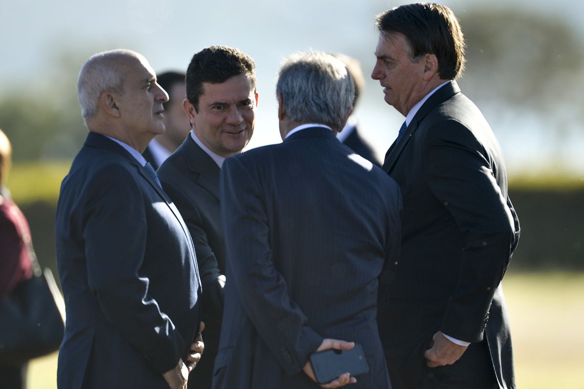 Marcelo Camargo/Agência Brasil O presidente Jair Bolsonaro, o vice-presidente Hamilton Mourão e ministros, participam de cerimônia de hastiamento da bandeira, no Palácio da Alvorada.