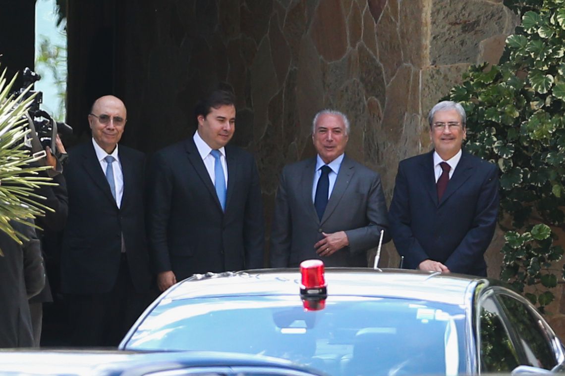 José Cruz/Agência Brasil Brasília - O ministro da Fazenda, Henrique Meirelles, o presidente da Câmara, Rodrigo Maia, o presidente Michel Temer e o ministro da Secretaria de Governo, Antonio Imbassahy, participam de reunião com governadores (José Cruz/Agência Brasil