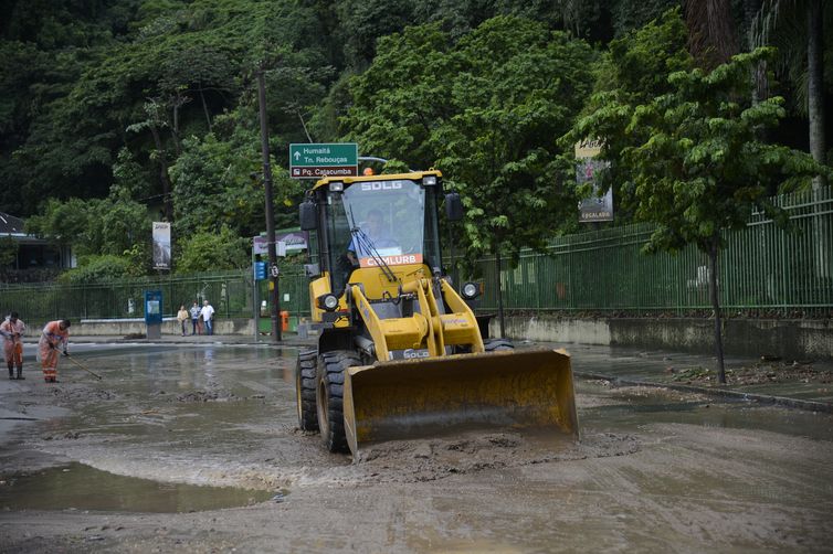 Deslizamento de lama do Parque da Catacumba atinge a Avenida Epitácio Pessoa, na Lagoa, após as chuvas no Rio de Janeiro.