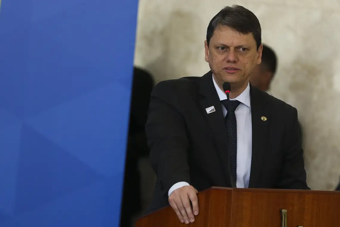 Jose Cruz/Agência Brasil O ministro da Infraestrutura, Tarcísio Freitas, participa da cerimônia de assinatura dos contratos de concessão da 5ª Rodada de Leilões de Aeroportos da Infraero.