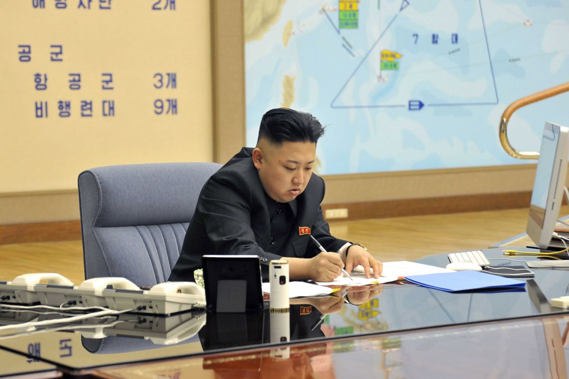 KCNA/DPA/Agência Lusa/direitos reservados Imagem de arquivo da Agência Central de Notícias da Coreia do Norte (KCNA) do líder Kim Jong-un