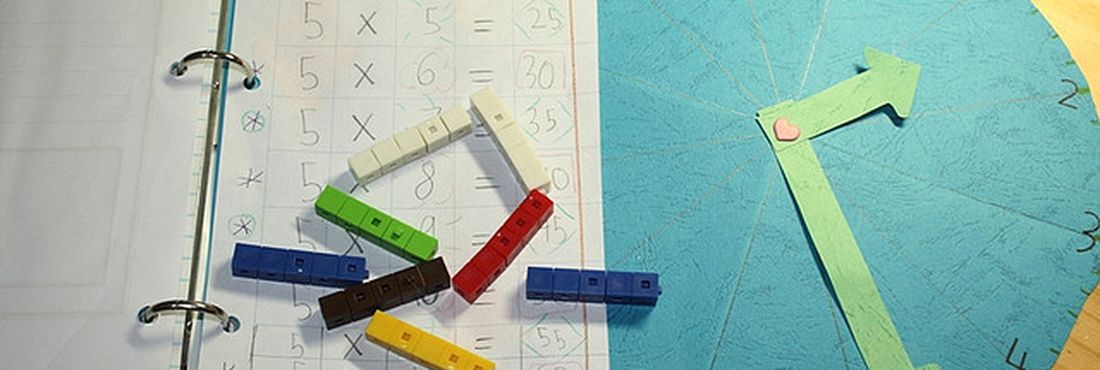 Caderno de matemática e relógio Caderno de matemática e relógio