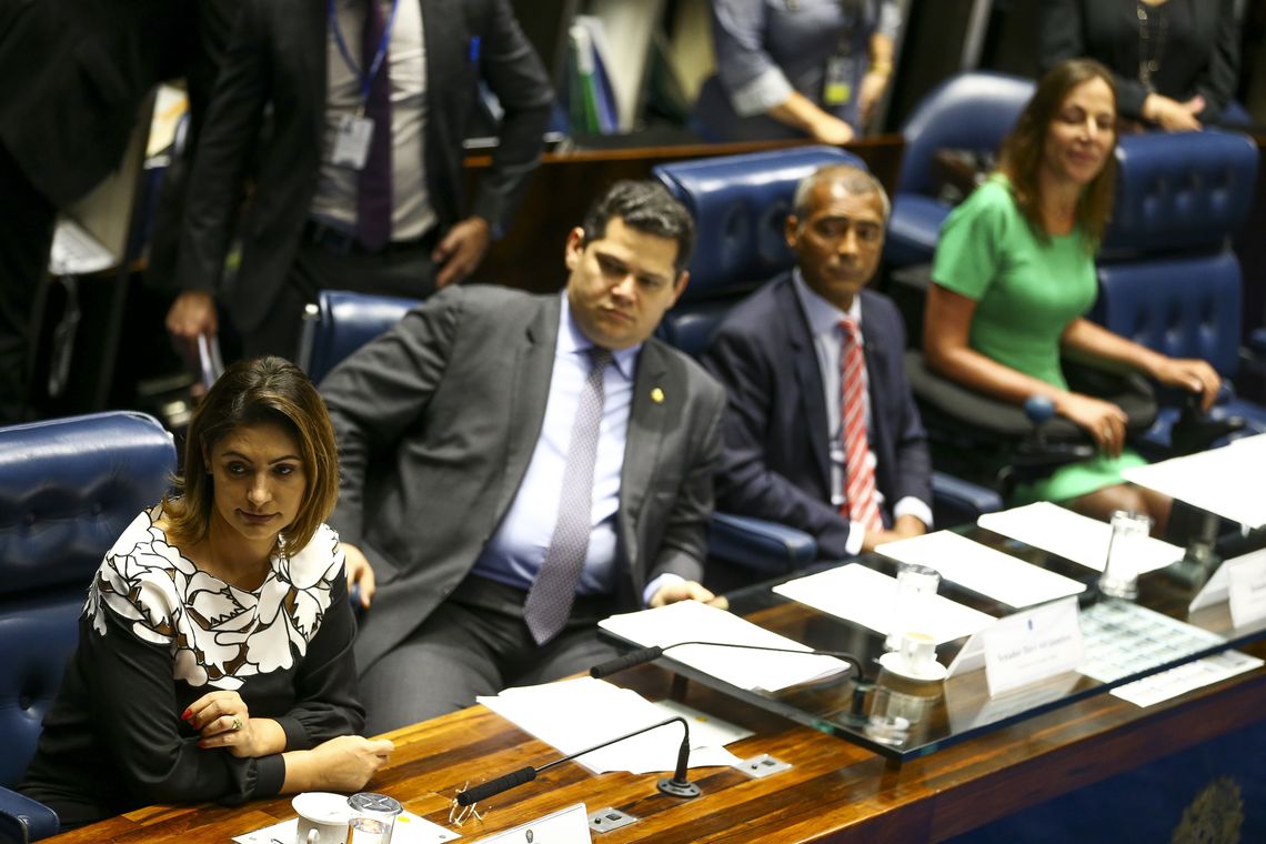 Marcelo Camargo/Agência Brasil A primeira-dama Michelle Bolsonaro durante assinatura da portaria de incorporação do medicamento Nusinersena (Spinraza) na Relação Nacional de Medicamentos Essenciais (Rename) para pessoas com Atrofia Muscular Espinhal (AME), no Senado.