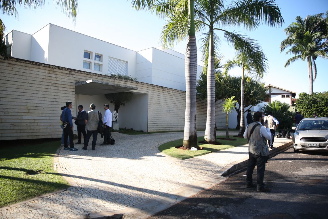 José Cruz/AgenciaBrasil Brasília - Agentes da Polícia Federal e procuradores do Ministério Público Federal estiveram hoje na residência do senador Aécio Neves (MG),no Lago Sul (José Cruz/Agencia Brasil)