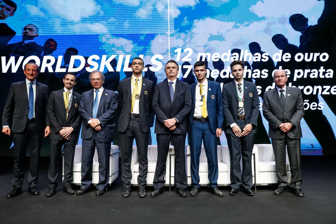 Alan Santos/PR Presidente da República, Jair Bolsonaro, cumprimenta alunos do Senai, medalha de ouro no World Skills, campeonato mundial de formação profissional.