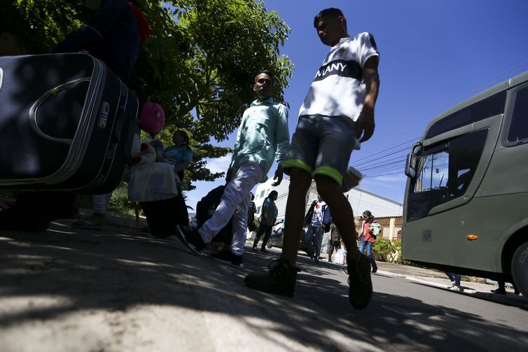 Grupo de 46 migrantes venezuelanos chega a Brasília, onde serão acolhidos e encaminhados às casas de passagem alugadas pela Cáritas Brasileira e pela Cáritas Suíça, com o apoio do Departamento de Estado dos Estados Unidos.