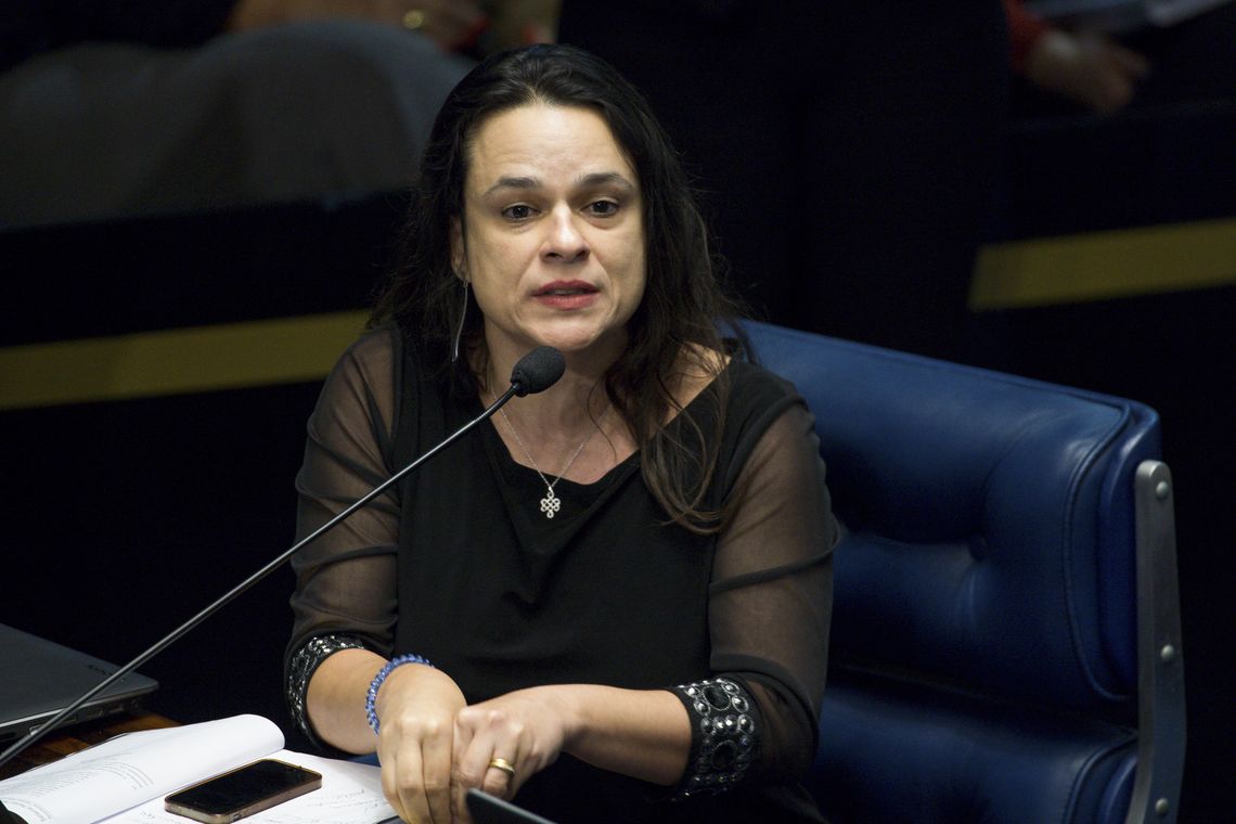 BrasÃlia - A jurista JanaÃna Paschoal durante o primeiro dia da sessão de julgamento do impeachment da presidenta afastada Dilma Rousseff (Marcelo Camargo/Agência Brasil)