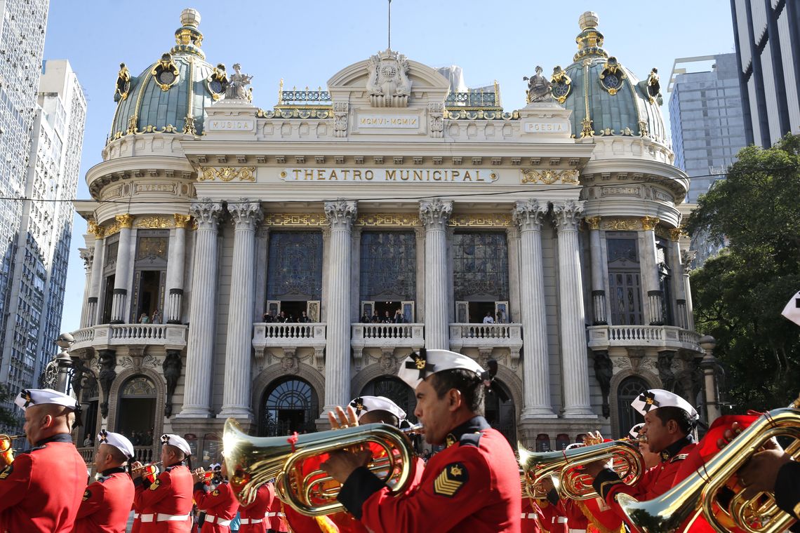 Tânia Rêgo/Agência Brasil Rio de Janeiro - O Theatro Municipal do Rio de Janeiro abre sua programação gratuita em comemoração aos seus 108 anos. A solenidade de abertura teve a participação da Banda dos Fuzileiros Navais (Tânia Rêgo/Agência Brasil)