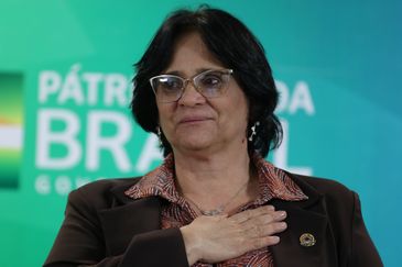 A ministra da Mulher, da Família e dos Direitos Humanos, Damares Alves, assina  protocolo de intenções que institui a formulação de políticas públicas e a realização de ações para a garantia da proteção integral de crianças e adolescentes