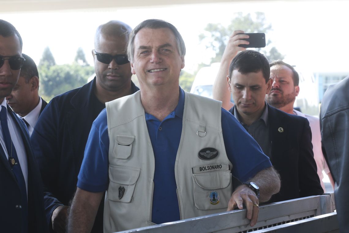 O presidente Jair Bolsonaro fala à imprensa no Palácio da Alvorada.