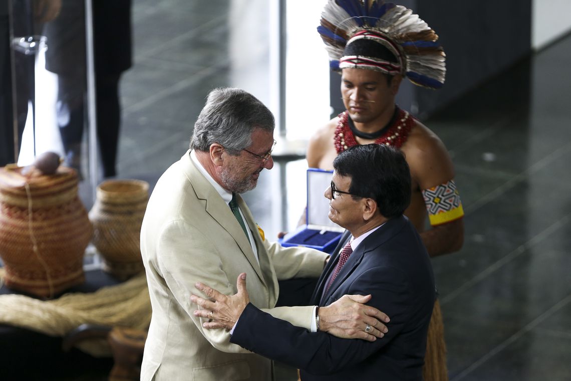 Marcelo Camargo/Agência Brasil Brasília - O presidente da Funai, Franklimberg Ribeiro de Freitas, entrega medalha ao ministro da Justiça, Torquato Jardim, durante a abertura da Semana do Índio (Marcelo Camargo/Agência Brasil)