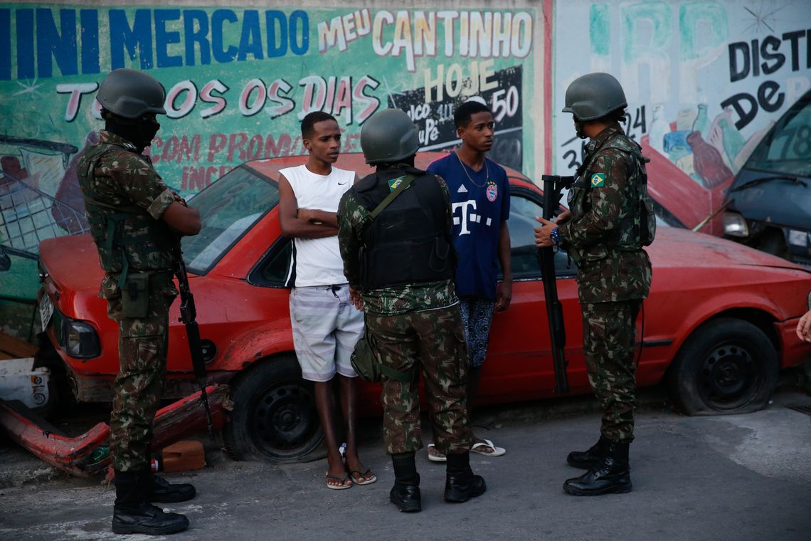 Fernando Frazão/Agência Brasil Militares do Exército participam de operação das forças de segurança na comunidade do Preventório, em Niterói.