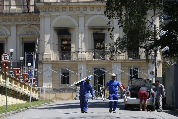 Começa escoramento das estruturas do Museu Nacional do Rio de Janeiro, na Quinta da Boa Vista, para obras emergenciais e recuperação de acervo após o grande incêndio de 2 de setembro. 