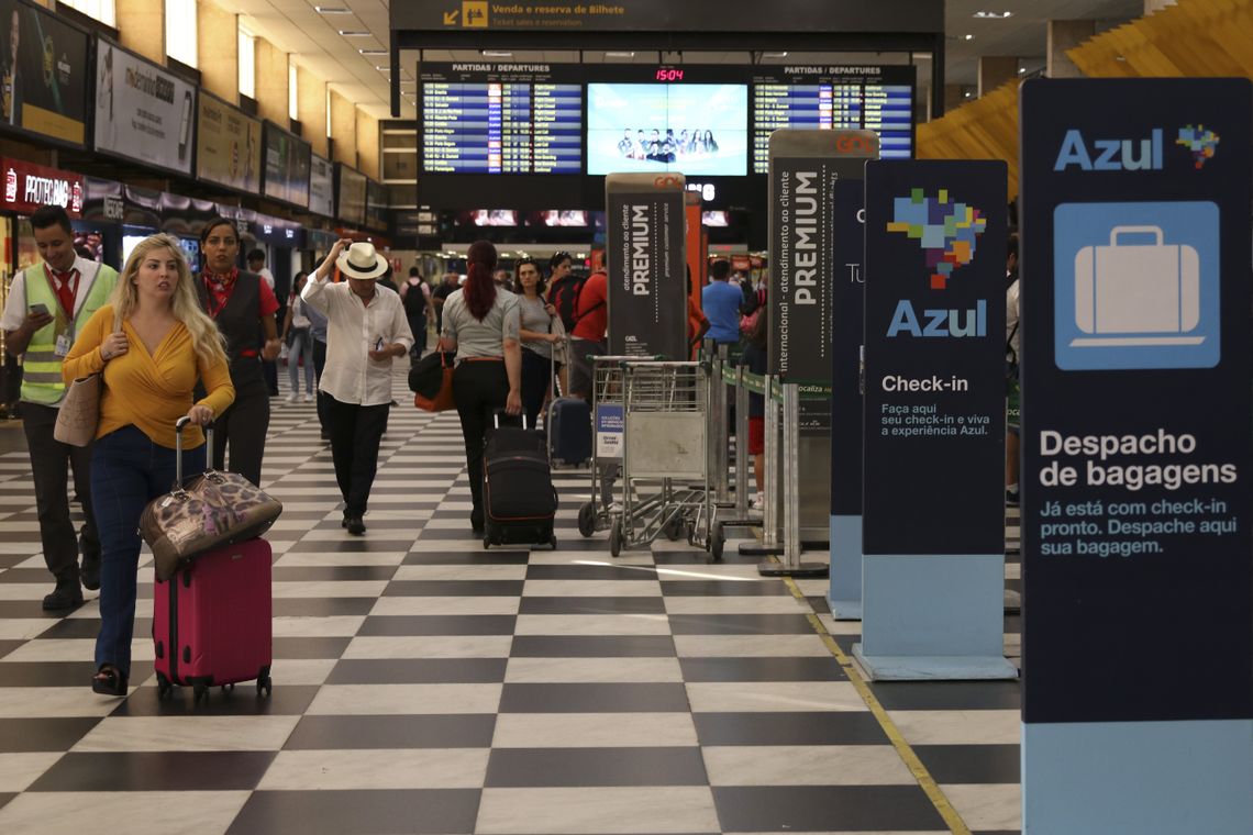 Nova regra relativa ao tamanho da bagagem de mão, que não pode exceder 55 centímetros de altura, 35 de largura e 25 de profundidade, já está em vigor no Aeroporto de Congonhas, em São Paulo.