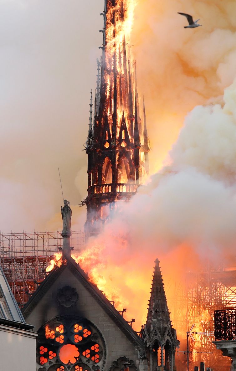 Reuters/Benoit Tessier/Direitos Reservados Um incêndio atinge desde o início da tarde de hoje (15) a Catedral de Notre-Dame, no centro de Paris. A fumaça pode ser vista do topo do patrimônio considerado uma referência histórica da capital francesa.